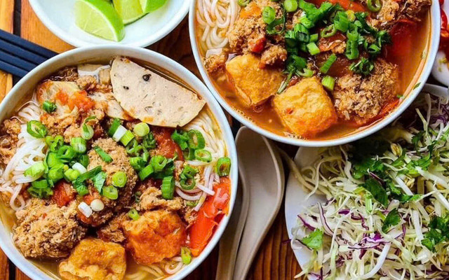 Quán Sáu Huỳnh - Bún Riêu & Bún Xào - Bờ Hồ Bún Xáng