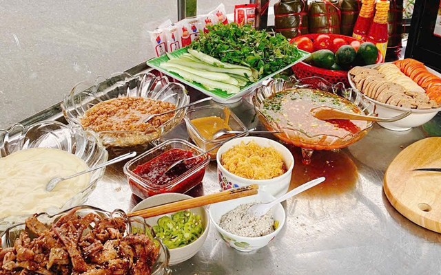 Bánh Mì Ngon 378 - Gỏi Cá Trích & Nước Mía