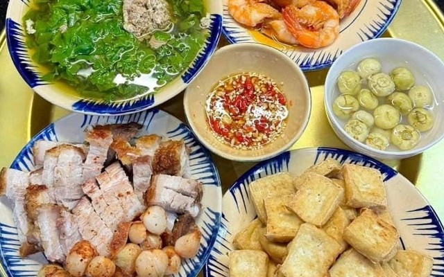 Cơm Trưa Bình Dân - 153 Trần Quý