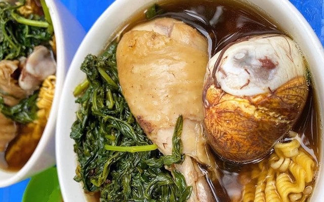 Cô Lan Sân Bóng Đại Phúc - Gà Hầm & Trứng Hầm Ngải Cứu