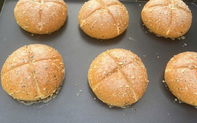 Tiệm Bánh Ngọc Phát - Cách Mạng Tháng 8