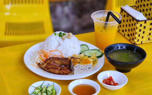 Cơm Tấm Nhà Tít - 49B Lê Văn Hưu