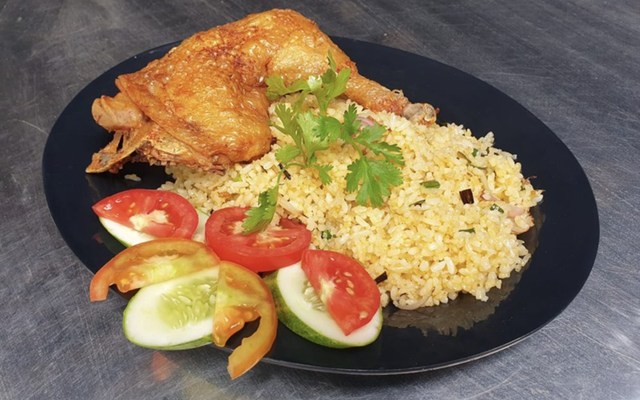Cơm Gà Xối Mỡ Xuka - Cống Quỳnh
