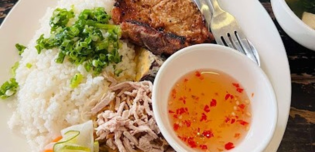 KHÔNG GIAN GIẢN DỊ CỦA CƠM TẤM BA ĐẠT TẠI THẢO ĐIỀN