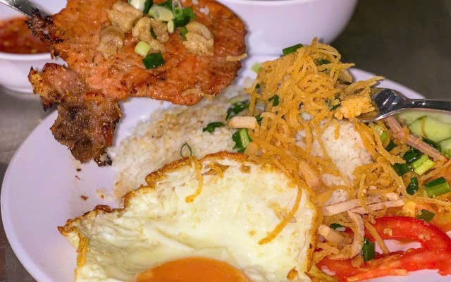 Dính Bánh Bao Phô Mai & Thịt Xiên Nướng - Đường Bờ Kè Mới