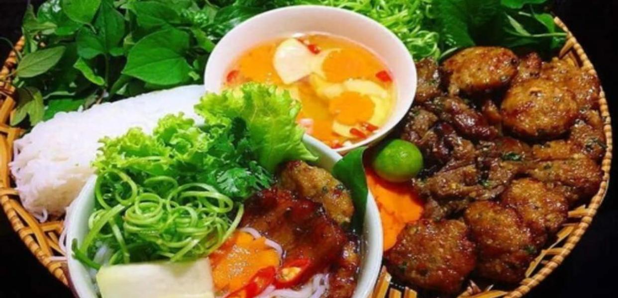 HẢI SẢN TƯƠI SỐNG ĐƯỢC CHẾ BIẾN TẠI QUÁN THUÝ VŨ TRÊN PHỐ QUÁN THÁNH