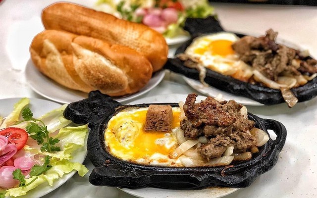 Quán Khánh Linh - Cơm Gà, Bò Né & Bò Kho - Tôn Đản