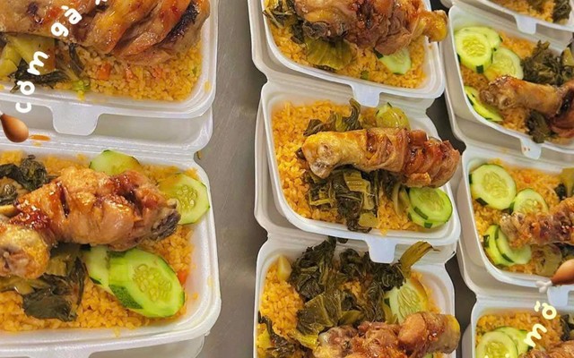 Cơm Gà Xối Mỡ Pleiku - Trần Khánh Dư