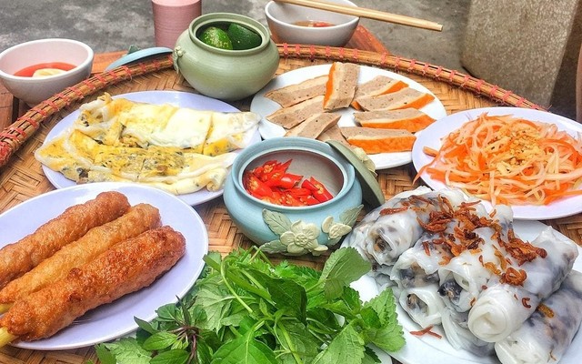 Quán Chị Thủy - Bánh Cuốn, Bún Chả & Gà Tần - Cầu Giấy