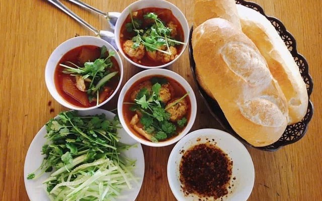 Bánh Mì Xíu Mại Chấm Đà Lạt - Bánh Mì Bò & Cà Phê Muối - Đường Số 1