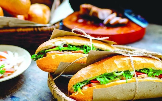 Bánh Mì Sài Gòn Quỳnh Hoa - 60 Long Biên 1