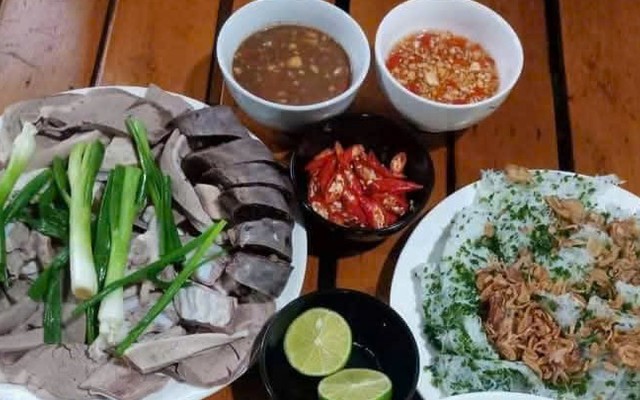 Cháo Lòng, Bánh Hỏi & Mẹt Lòng - 82 Kon Tum