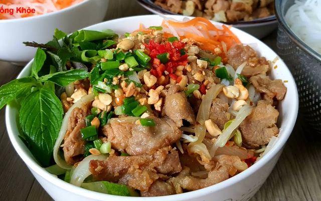 Cô Mén - Bún Thịt Xào Chả Giò, Gỏi Cuốn & Chân Gà