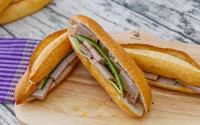 Tiệm Bánh Mì Oanh - Bánh Mì, Xôi Gà & Cơm Gà Xé