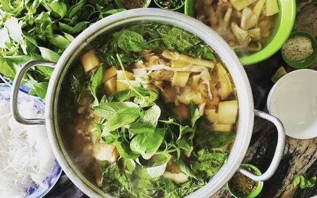 Đặc Sản Bình Định - Lẩu Gà Lá É
