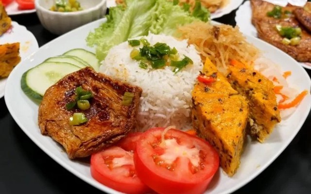 Cơm Tấm Và Bún Thịt Nướng Phương