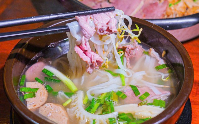 Phở Cô Ngân - Cơm Bò Phủ Trứng - Metro