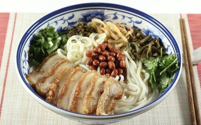 Bún Gạo Quế Lâm - Mì Trộn, Tai Heo Hầm & Nước Ép