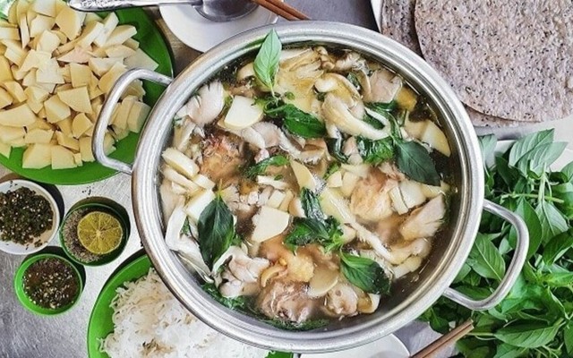 Lẩu Gà Lá É É - 120 Hoàng Quốc Việt