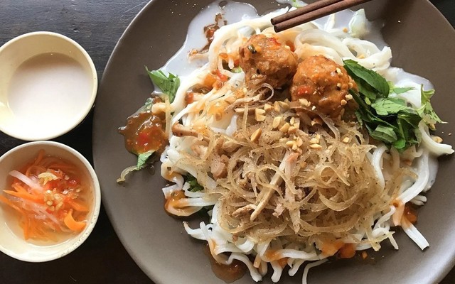 Cơm Tấm Long Xuyên - Đèn 4 Ngọn