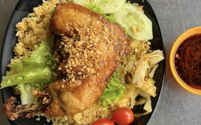Cơm Gà Xối Mỡ Mười Ký - Phan Xích Long