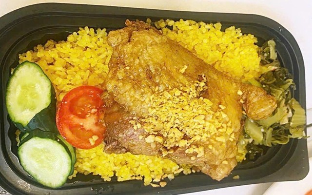 Cơm Gà Xối Mỡ Mắm Tỏi - 132 Trường Chinh