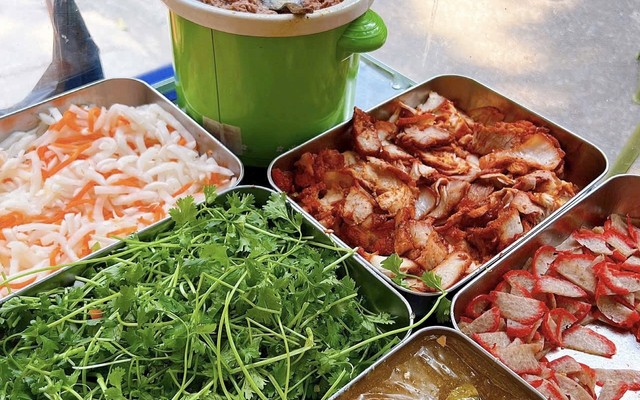 Bánh Mì Heo Quay - 65 Trương Hán Siêu