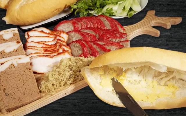 Quốc Ái - Bánh Mì, Xôi Mặn & Xôi Gà