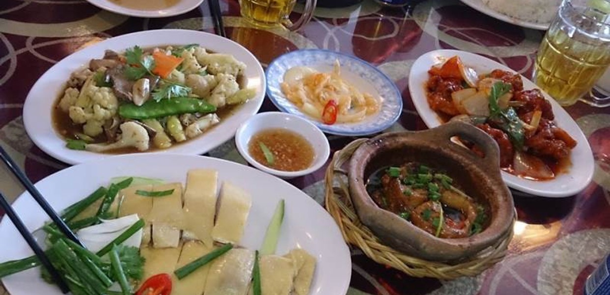 KHÔNG GIAN QUÁN CƠM GÀ HẢI NAM TÂN PHÚ RỘNG RÃI VÀ THOẢI MÁI