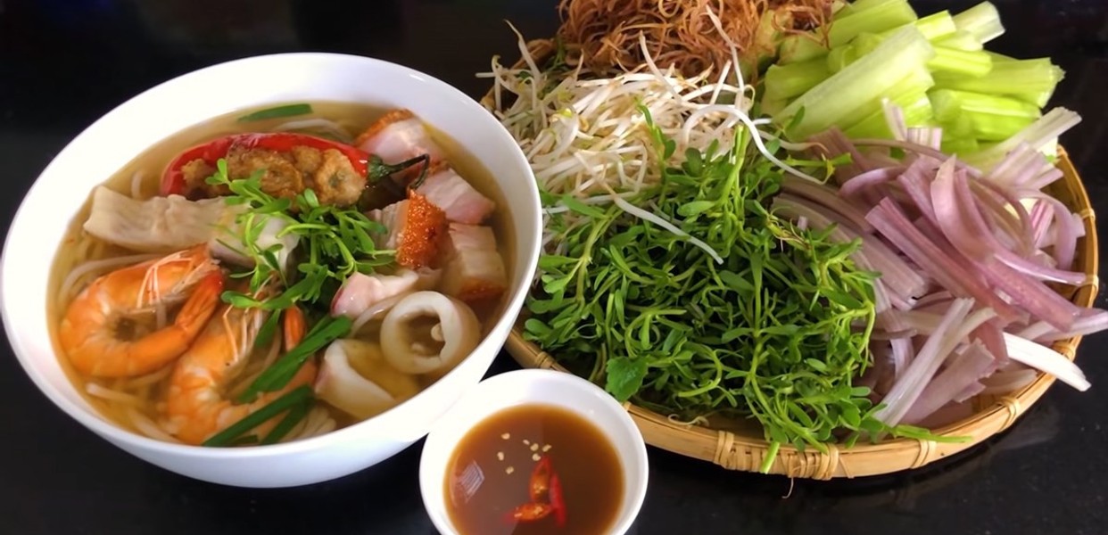 BÚN MẮM CÔ BA TÔ LỚN THƠM NGON VỚI TÔM THỊT ĐẦY ẮP