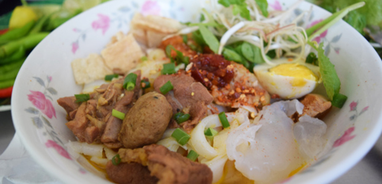 QUÁN MÌ QUẢNG HỒNG VÂN CHUYÊN PHỤC VỤ MÌ SỨA THƠM NGON HẤP DẪN