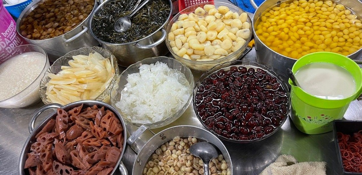 QUÁN CHÈ CỘT ĐIỆN HAI BÊN HÔNG CỘT ĐIỆN ĐẶC TRƯNG
