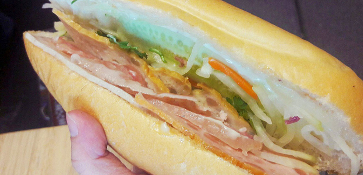 BÁNH MÌ FRESHLY BAKED NÓNG GIÒN TỪ LÒ ĐIỆN TẠI CỬA HÀNG KIM MÃ