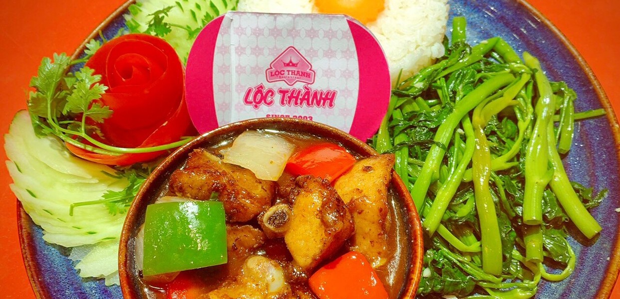 CƠM LỘC THÀNH VỚI KHÔNG GIAN SẠCH SẼ THOÁNG MÁT LÝ TƯỞNG CHO BỮA ĂN GIA ĐÌNH