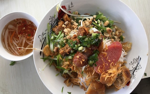 Hòa - Bún Thịt Nướng - Đinh Liệt