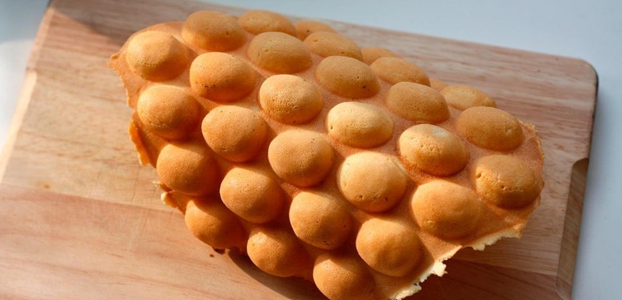 BÁNH TRỨNG GÀ NON NẰM TRÊN KHAY GIẤY NHỎ XINH