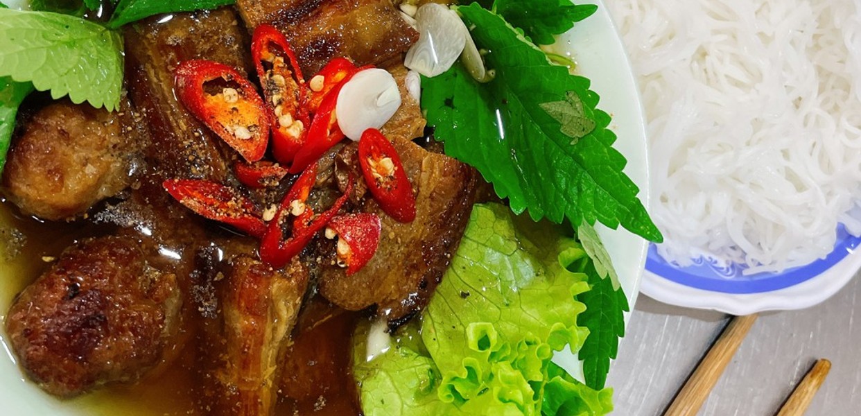 BÚN CHẢ CẦU ĐEN PHỤC VỤ ĐÔNG KHÁCH VÀO GIỜ TRƯA