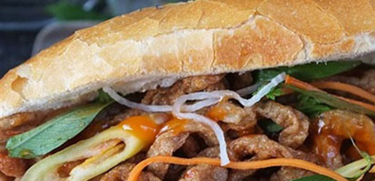 BÁNH MÌ CHẢ CÁ 77 BÙI THỊ XUÂN THƠM LỪNG HẤP DẪN NGƯỜI QUA ĐƯỜNG