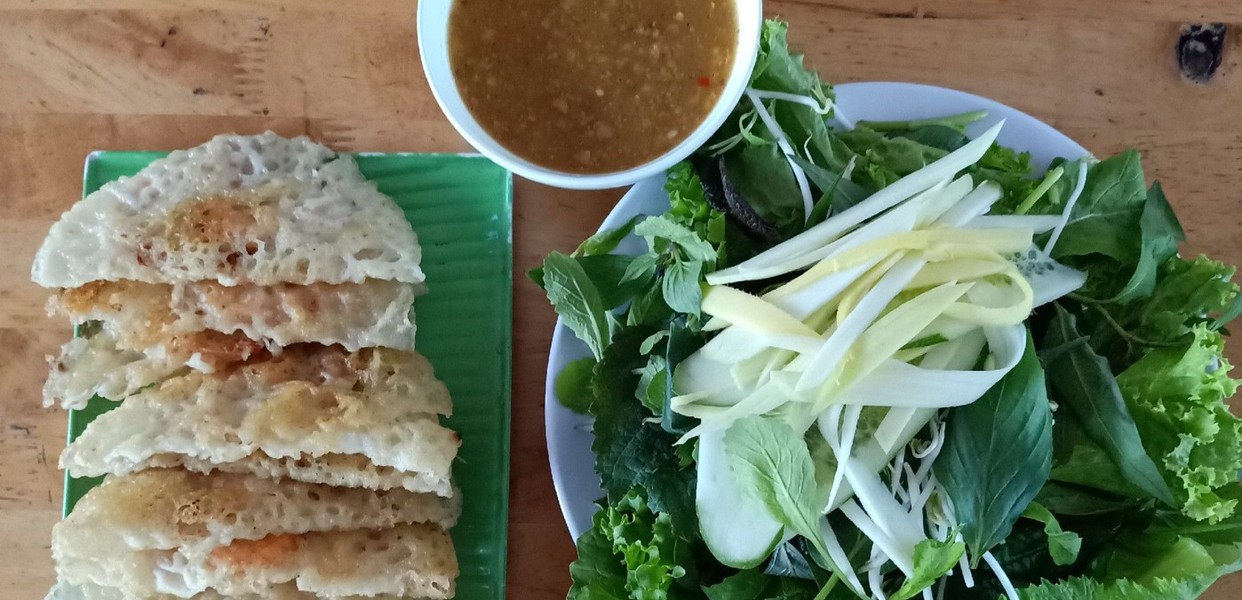 KHÔNG GIAN QUÁN BÁNH XÈO CÔ NGUYỆT TẠI QUANG TRUNG RỘNG RÃI THOÁNG MÁT