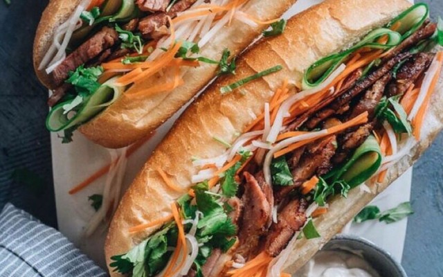 Bánh Mì Pate Rau Thịt - Lạch Tray