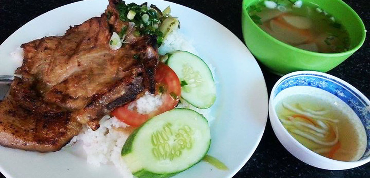 SƯỜN NƯỚNG SỐT ĐẬM ĐÀ TRÊN PHẦN CƠM TẤM THƠM LỪNG