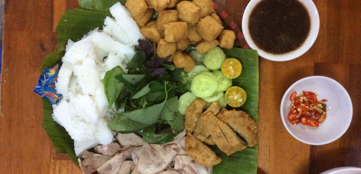 BÚN ĐẬU MẮM TÔM NÓNG HỔI BỐC KHÓI TRONG MẸT TRE TRUYỀN THỐNG