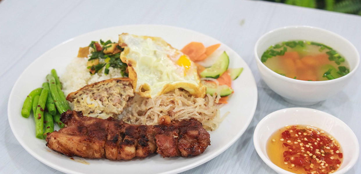 CƠM SƯỜN SÀI GÒN TRÌNH BÀY BẮT MẮT VỚI SƯỜN NƯỚNG VÀ ĐỒ CHUA HẤP DẪN