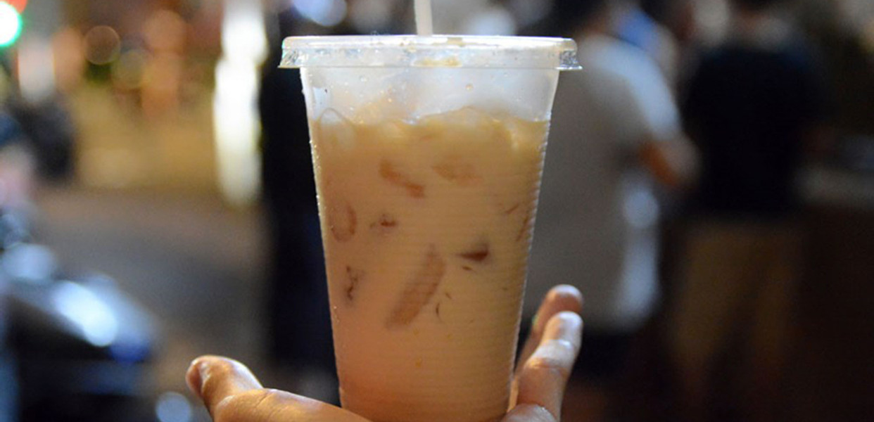 CỐC CÀ PHÊ SỮA ĐÁ SÁNH ĐẶC TRONG LY THỦY TINH MÁT LẠNH