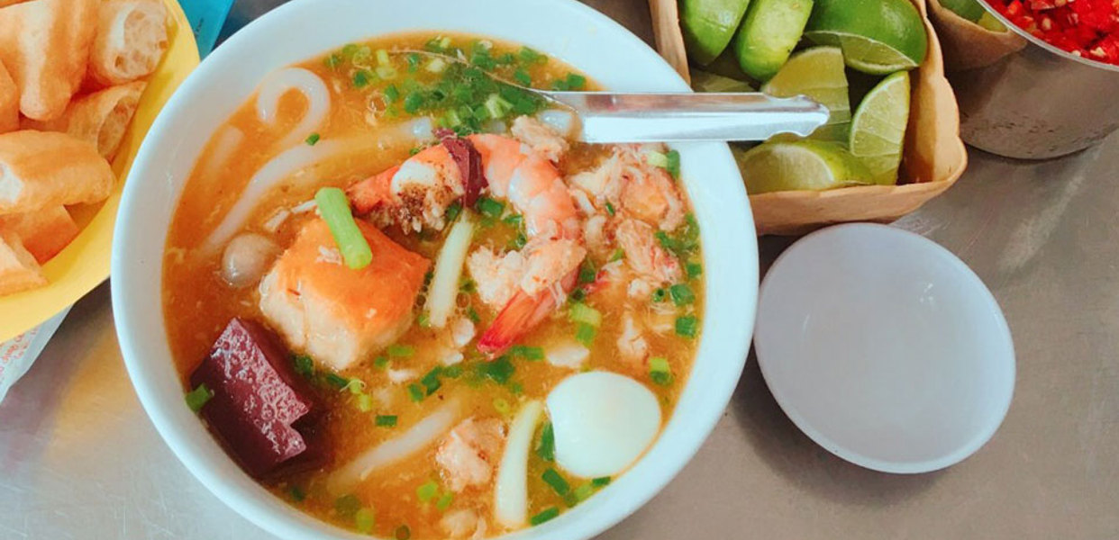QUÁN BÁNH CANH CUA HIỀN LONG THÀNH NẰM Ở TÔN ĐỨC THẮNG VỚI KHÔNG GIAN ẤM CÚNG