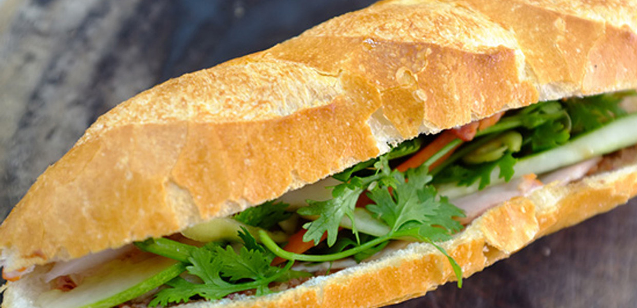 BÁNH MÌ ĐÔNG RI VỚI QUẦY BÁN VỈA HÈ BÌNH DÂN VÀ THÂN THIỆN