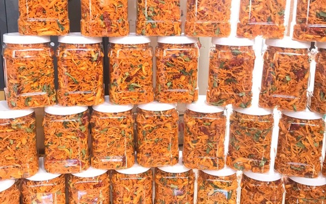 Bánh Tét Trà Cuôn, Khô Gà, Mật Ong Rừng, Tinh Dầu Bưởi Thúy Trương