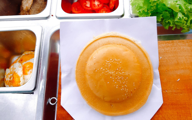 Burger Tàu Bay IFO - Mì Trộn & Milo Dầm Indonesia - Lạc Long Quân