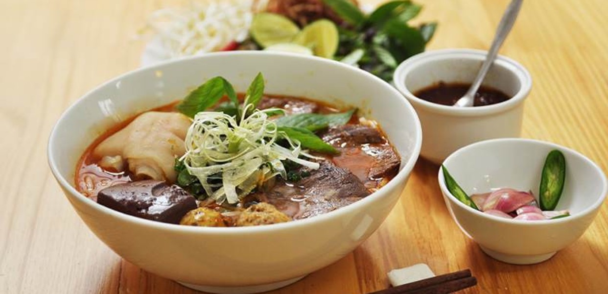 BÚN BÒ HUẾ NÓNG HỔI TÔ LỚN ĐẦY ẮP TOPPING HẤP DẪN