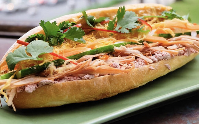 Pomi - Bánh Mì Thịt Xiên & Bơ Mật Ong